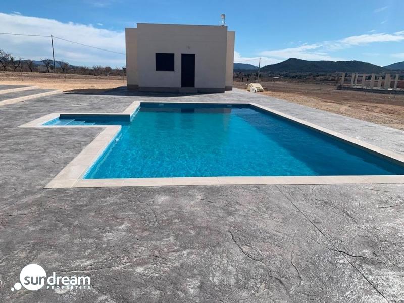 VILLA MODERNA DE 2 PLANTAS DE 4 DORMITORIOS DE NUEVA CONSTRUCCIÓN EN PINOSO