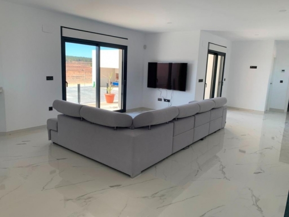 VILLA MODERNA DE 2 PLANTAS DE 4 DORMITORIOS DE NUEVA CONSTRUCCIÓN EN PINOSO
