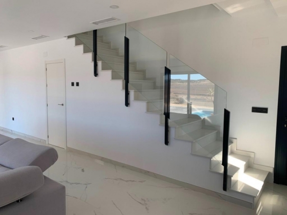 VILLA MODERNA DE 2 PLANTAS DE 4 DORMITORIOS DE NUEVA CONSTRUCCIÓN EN PINOSO