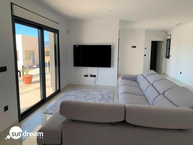 VILLA MODERNA DE 2 PLANTAS DE 4 DORMITORIOS DE NUEVA CONSTRUCCIÓN EN PINOSO