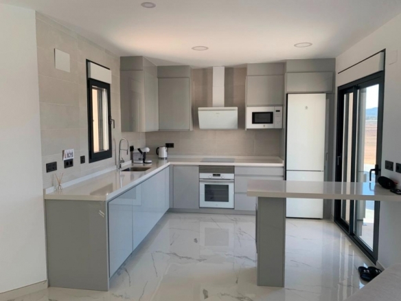 VILLA MODERNA DE 2 PLANTAS DE 4 DORMITORIOS DE NUEVA CONSTRUCCIÓN EN PINOSO