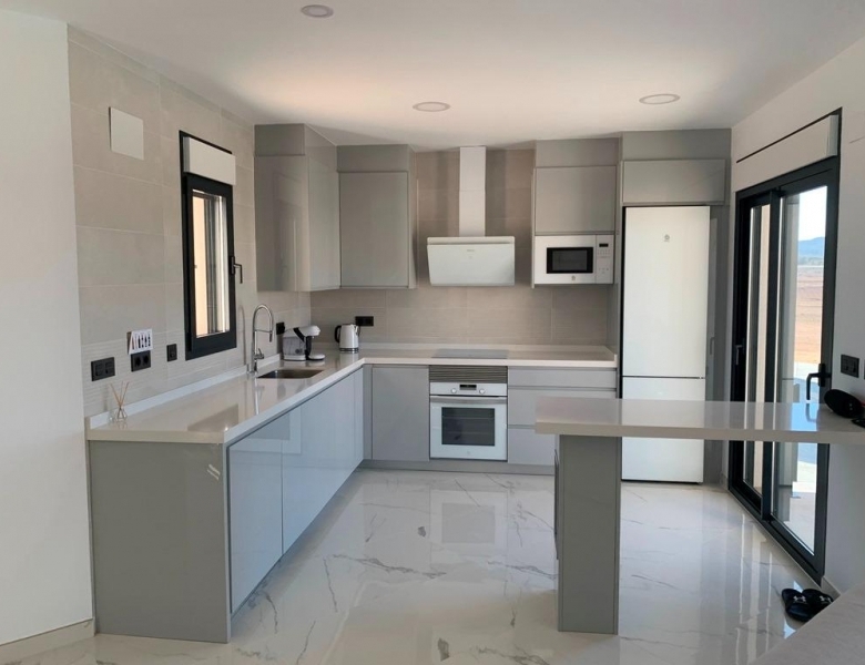 VILLA MODERNA DE 2 PLANTAS DE 4 DORMITORIOS DE NUEVA CONSTRUCCIÓN EN PINOSO