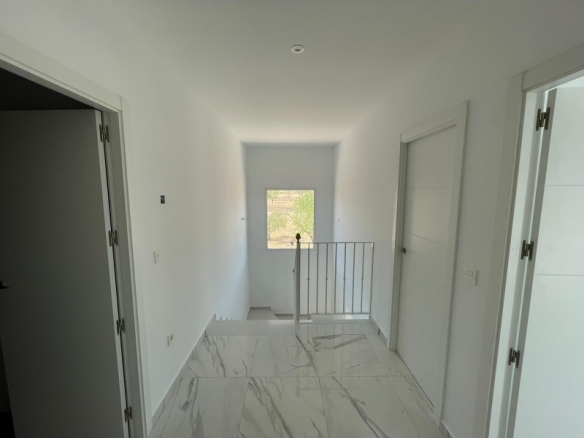 VILLA DE ESTILO TRADICIONAL CON 6 DORMITORIOS DE NUEVA CONSTRUCCIÓN EN PINOSO
