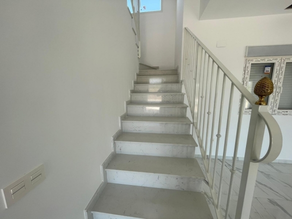 VILLA DE ESTILO TRADICIONAL CON 6 DORMITORIOS DE NUEVA CONSTRUCCIÓN EN PINOSO