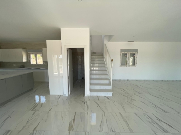 VILLA DE ESTILO TRADICIONAL CON 6 DORMITORIOS DE NUEVA CONSTRUCCIÓN EN PINOSO