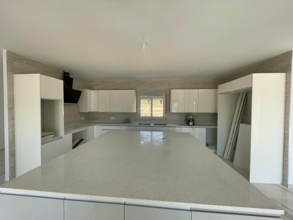 VILLA DE ESTILO TRADICIONAL CON 6 DORMITORIOS DE NUEVA CONSTRUCCIÓN EN PINOSO