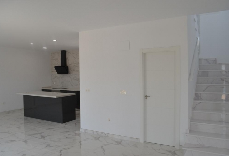VILLA DE ESTILO TRADICIONAL DE NUEVA CONSTRUCCIÓN DE 4 DORMITORIOS EN PINOSO