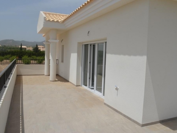 VILLA DE ESTILO TRADICIONAL DE NUEVA CONSTRUCCIÓN DE 4 DORMITORIOS EN PINOSO