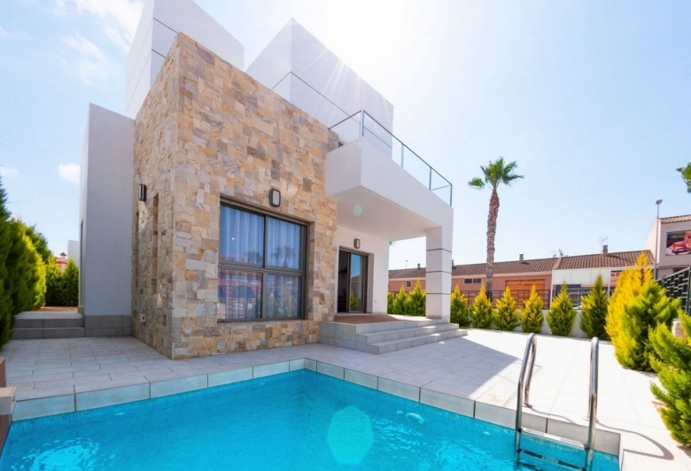 MODERNA VILLA DE 3 DORMITORIOS CON PISCINA PRIVADA EN LOS ALCAZARES
