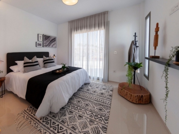 MODERNA VILLA DE 3 DORMITORIOS CON PISCINA PRIVADA EN LOS ALCAZARES