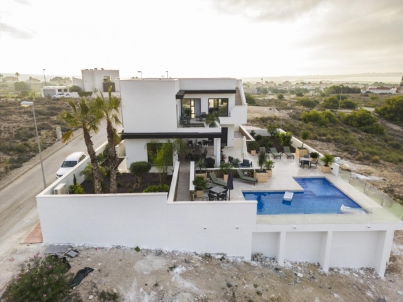 EXCLUSIVA VILLA DE LUJO DE NUEVA CONSTRUCCIÓN EN CIUDAD QUESADA(ROJALES).