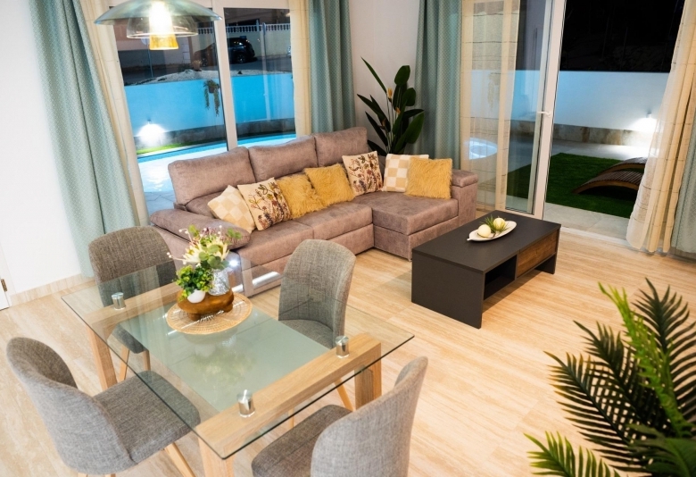 PRECIOSA VILLA DE 3 DORMITORIOS CON VISTAS AL CAMPO DE GOLF EN ROJALES