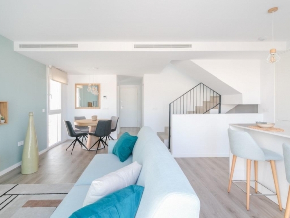 VILLA INDEPENDIENTE DE 4 DORM.CON PISCINA PRIVADA EN FINESTRAT.