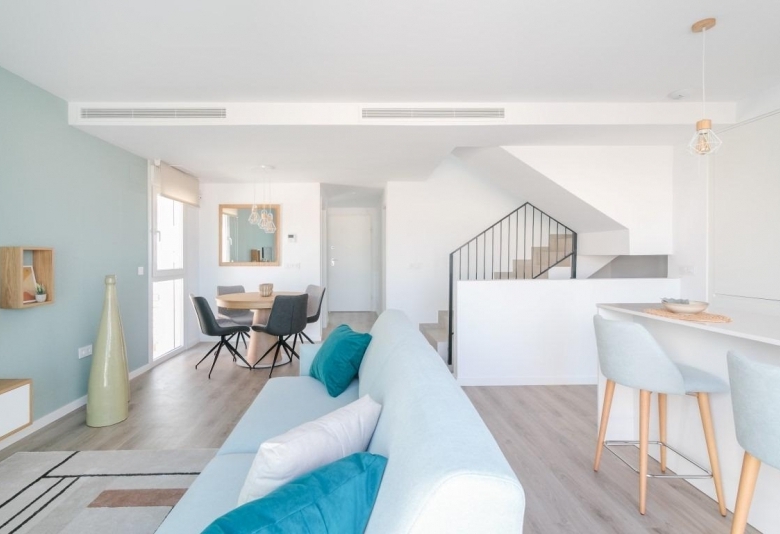 VILLA INDEPENDIENTE DE 4 DORM.CON PISCINA PRIVADA EN FINESTRAT.