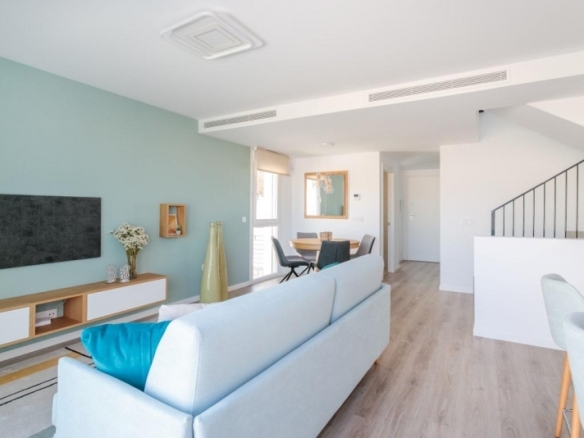 VILLA INDEPENDIENTE DE 4 DORM.CON PISCINA PRIVADA EN FINESTRAT.