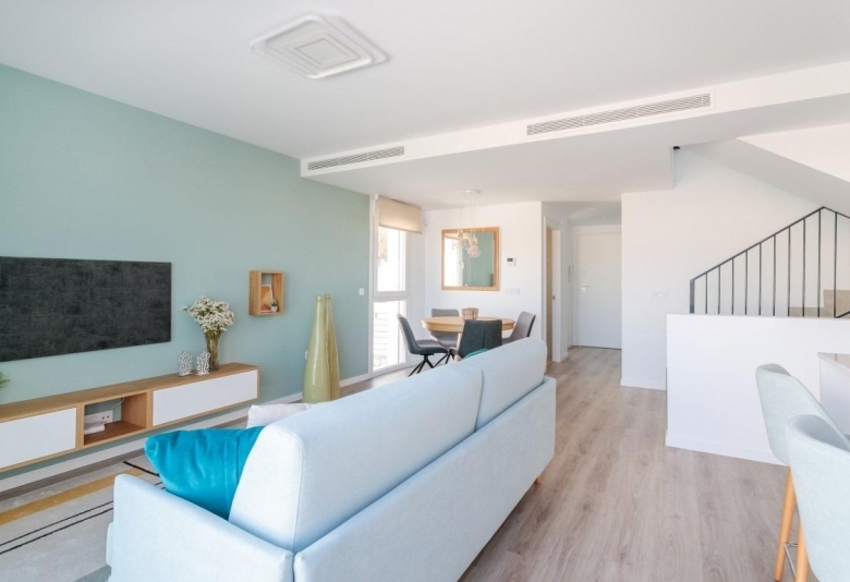 VILLA INDEPENDIENTE DE 4 DORM.CON PISCINA PRIVADA EN FINESTRAT.