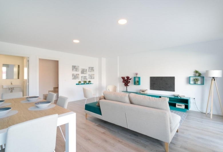 VILLA INDEPENDIENTE DE 4 DORM.CON PISCINA PRIVADA EN FINESTRAT.