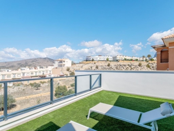 VILLA INDEPENDIENTE DE 4 DORM.CON PISCINA PRIVADA EN FINESTRAT.