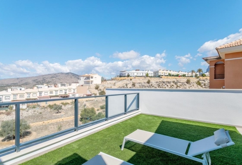 VILLA INDEPENDIENTE DE 4 DORM.CON PISCINA PRIVADA EN FINESTRAT.