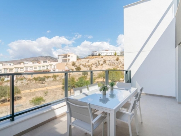 VILLA INDEPENDIENTE DE 4 DORM.CON PISCINA PRIVADA EN FINESTRAT.