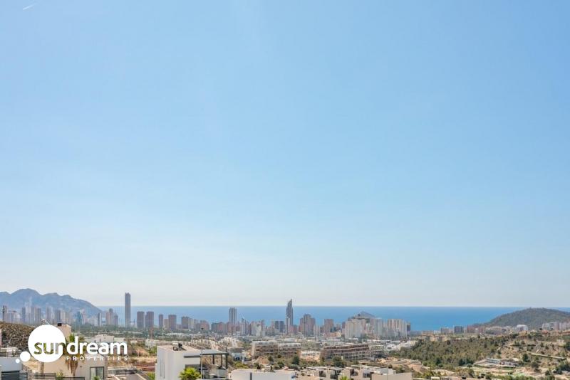 VILLA INDEPENDIENTE DE 4 DORM.CON PISCINA PRIVADA EN FINESTRAT.