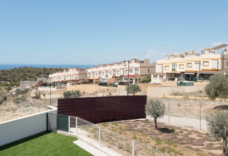 VILLA INDEPENDIENTE DE 4 DORM.CON PISCINA PRIVADA EN FINESTRAT.