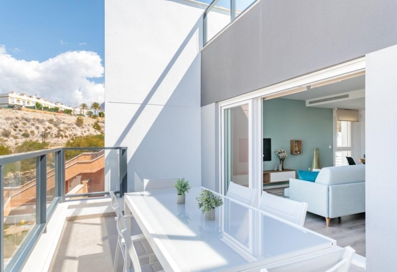 VILLA INDEPENDIENTE DE 4 DORM.CON PISCINA PRIVADA EN FINESTRAT.