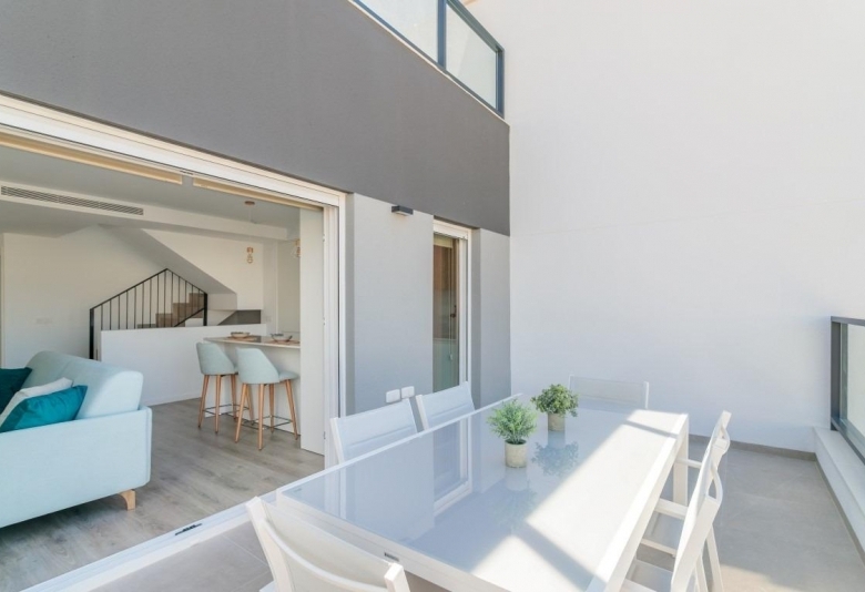 VILLA INDEPENDIENTE DE 4 DORM.CON PISCINA PRIVADA EN FINESTRAT.