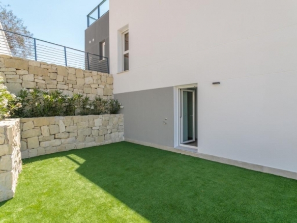 VILLA INDEPENDIENTE DE 4 DORM.CON PISCINA PRIVADA EN FINESTRAT.