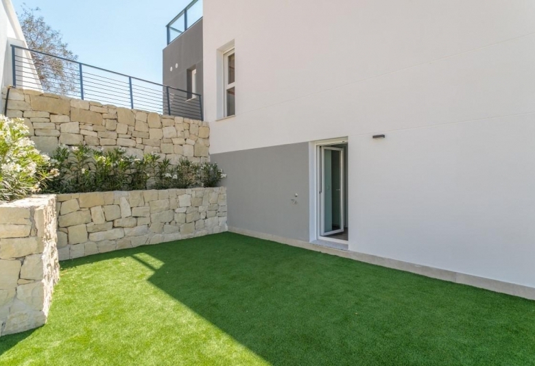 VILLA INDEPENDIENTE DE 4 DORM.CON PISCINA PRIVADA EN FINESTRAT.
