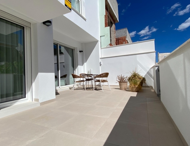 APARTAMENTO EN PLANTA BAJA DE 3 DORM. EN PILAR DE LA HORADADA