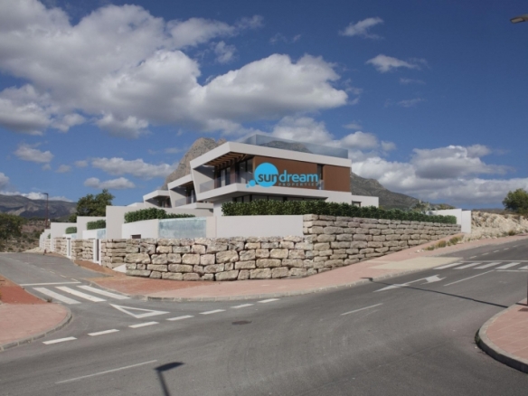 Chalet en venta con piscina privada en Finestrat