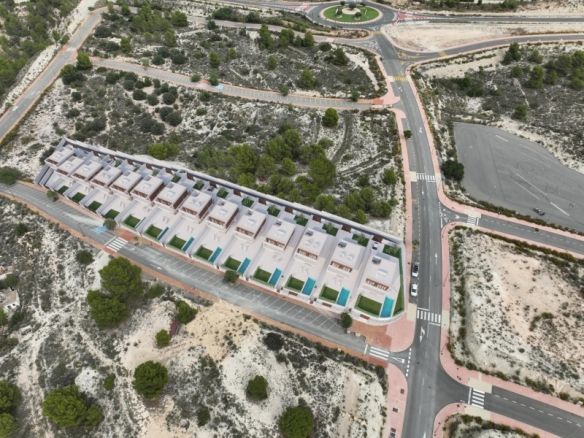 Chalet en venta con piscina privada en Finestrat