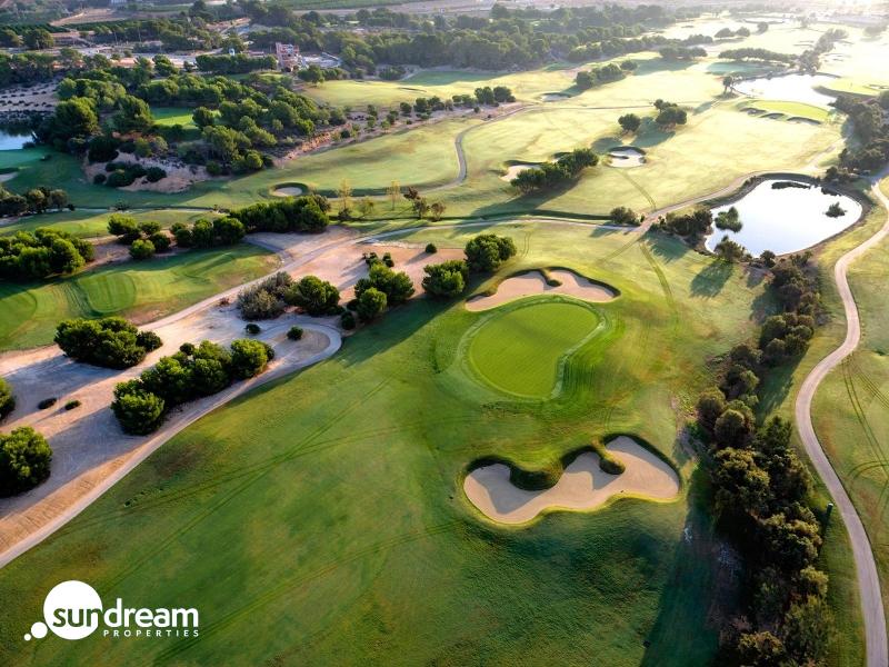 Villa a la venta de 3 dormitorios en primera línea de Golf en Pilar de la Horadada.
