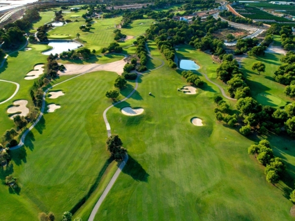 Villa a la venta de 3 dormitorios en primera línea de Golf en Pilar de la Horadada.
