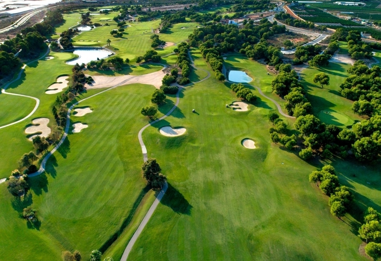 Villa a la venta de 3 dormitorios en primera línea de Golf en Pilar de la Horadada.