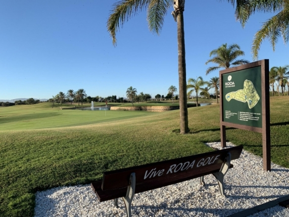 Bungalow de planta baja de 3 dormitorios a la venta en Roda Golf.