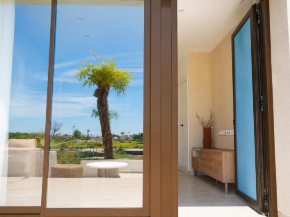 Adosado moderno con solarium privado a la venta en Dolores
