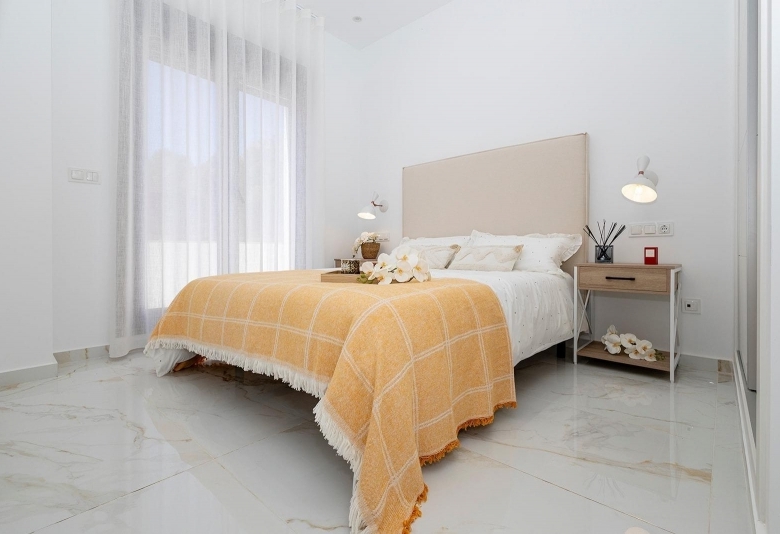 Villa de nueva construcción con piscina privada y vistas al mar en Polop