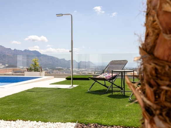 Villa de nueva construcción con piscina privada y vistas al mar en Polop