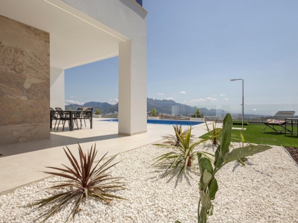 Villa de nueva construcción con piscina privada y vistas al mar en Polop