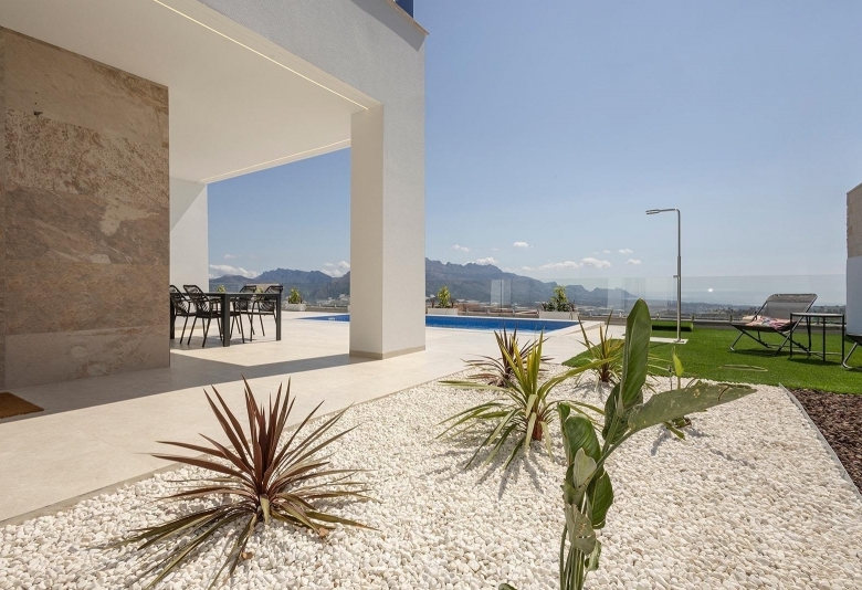Villa de nueva construcción con piscina privada y vistas al mar en Polop