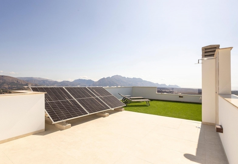 Villa de nueva construcción con piscina privada y vistas al mar en Polop