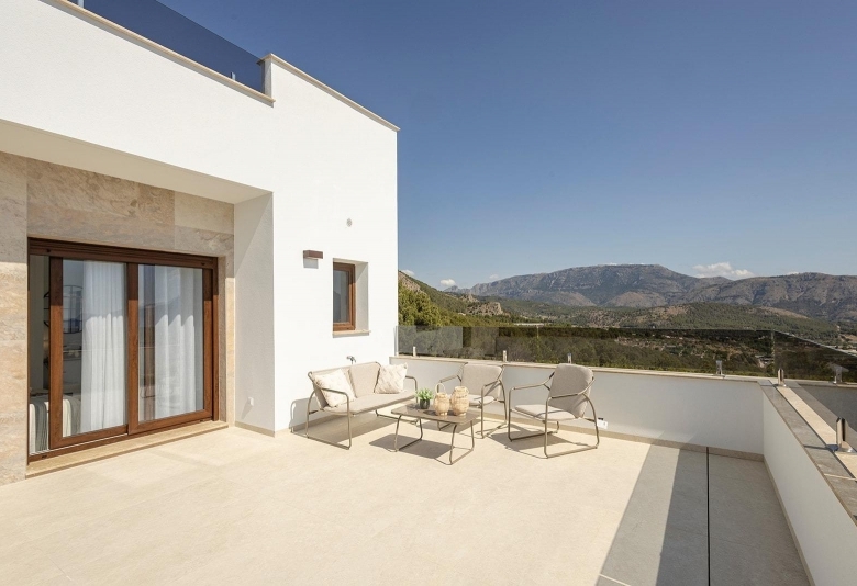 Villa de nueva construcción con piscina privada y vistas al mar en Polop
