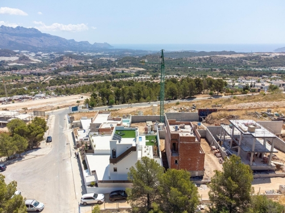 Villa de nueva construcción con piscina privada y vistas al mar en Polop