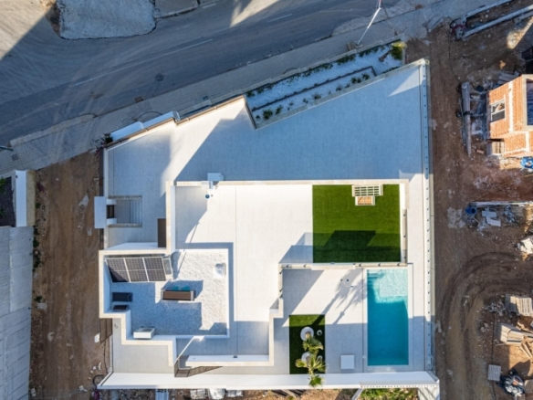 Villa de nueva construcción de una planta y piscina privada en Polop
