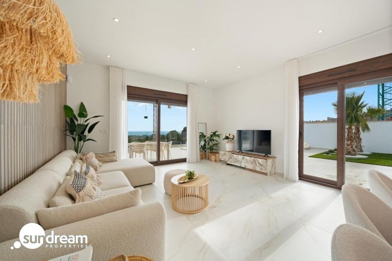 Villa de nueva construcción de una planta y piscina privada en Polop