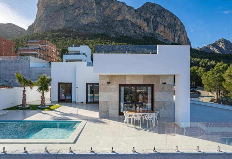 Villa de nueva construcción de una planta y piscina privada en Polop