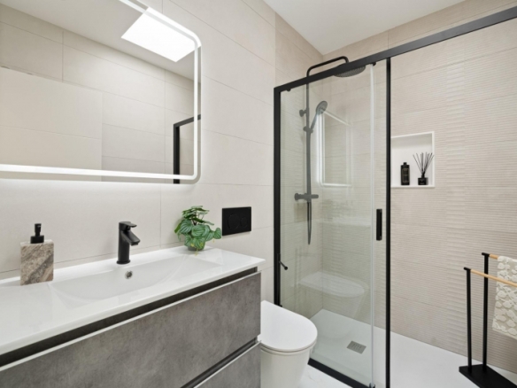 Villa de nueva construcción de una planta y piscina privada en Polop