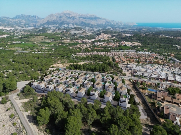 Villa de nueva construcción de una planta y piscina privada en Polop